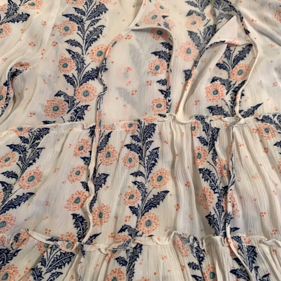 Floral light weight tiered Blouse - Picture 2 of 8